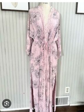 Victoria's Secret Pink Floral Lace-Trim Long Robe